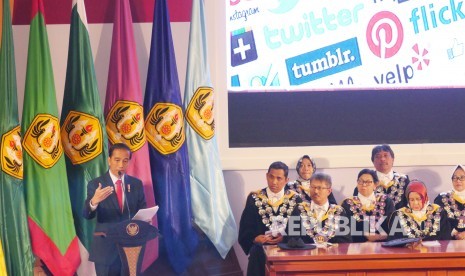 Jokowi Minta Perguruan Tinggi Buka Fakultas Medsos Jokowi Minta Perguruan Tinggi Buka Fakultas Medsos
