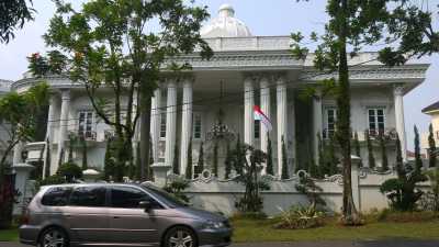 Istana Putih Milik Bos First Travel di Sentul Bogor yang Kini Sunyi