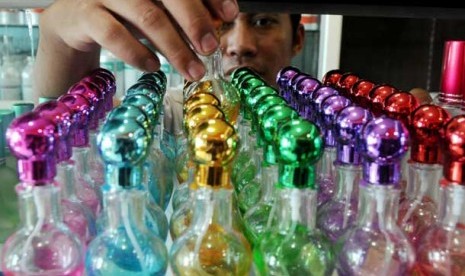 polisi ungkap peredaran parfum axe palsu uzone polisi ungkap peredaran parfum axe palsu uzone