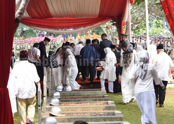 Bunga Citra Lestari Takjub Melihat Banyak Orang Datang ke Pemakaman BJ Habibie Bunga Citra Lestari Takjub Melihat Banyak Orang Datang ke Pemakaman BJ Habibie