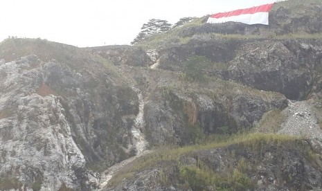 Merah Putih Raksasa Dibentangkan di Bukit Kapur Indarung 