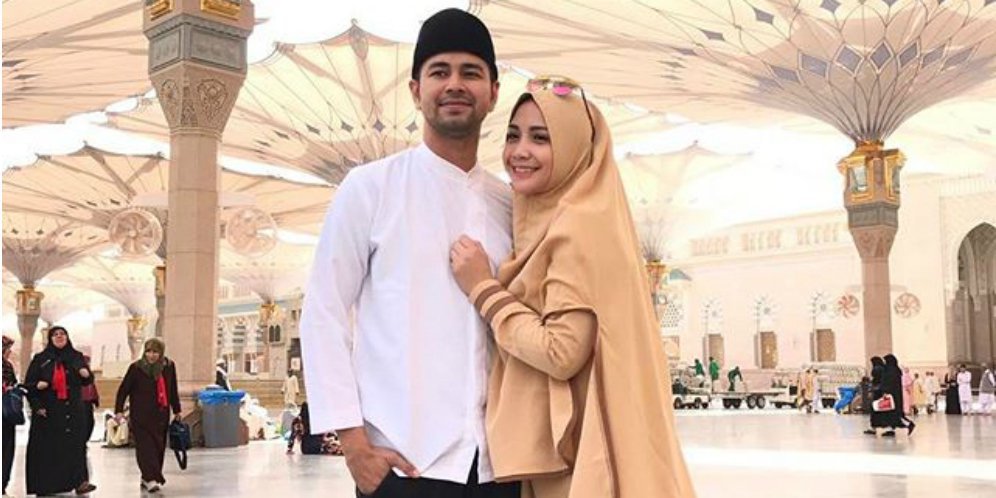 Netizen Salah Fokus Lihat Baju Nagita Slavina, Hamil? Netizen Salah Fokus Lihat Baju Nagita Slavina, Hamil?