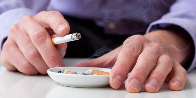 Merokok Dapat Menyebabkan  Merokok  Dapat  Membahayakan Kesehatan Tulang Anda Uzone