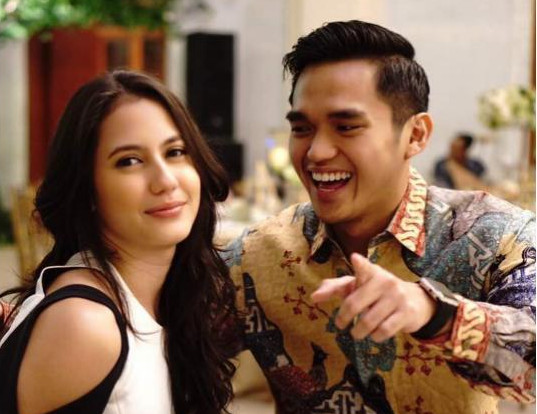 Pevita Pearce Unggah Foto Bareng Seorang Pria, Netizen Patah Hati Pevita Pearce Unggah Foto Bareng Seorang Pria, Netizen Patah Hati