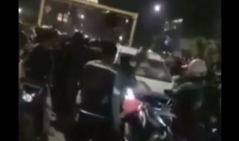 Mobil Diamuk Ratusan Ojek Daring, Pengemudi Diamankan Polisi Mobil Diamuk Ratusan Ojek Daring, Pengemudi Diamankan Polisi