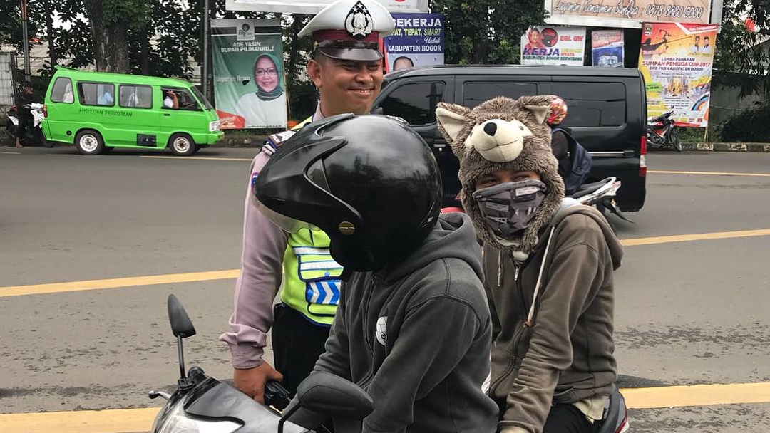 Coba-coba Pakai Helm Boneka, Pemotor di Bogor Ini Kena Tilang Coba-coba Pakai Helm Boneka, Pemotor di Bogor Ini Kena Tilang