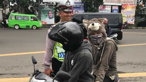 Coba coba Pakai Helm Boneka Pemotor Ini Kena Tilang Coba coba Pakai Helm Boneka Pemotor Ini Kena Tilang