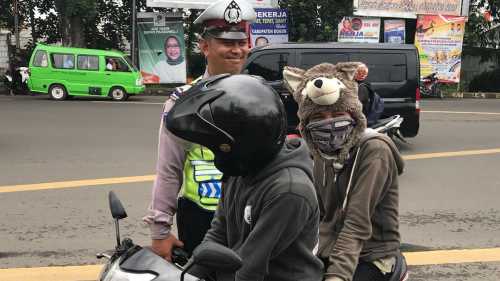 Coba coba Pakai Helm Boneka  Pemotor Ini Kena Tilang