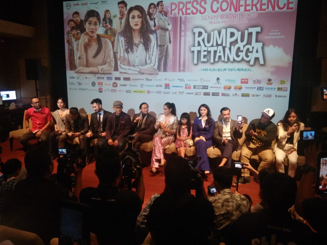 Raffi Ahmad Rilis Film Rumput Tetangga, Tentang Suara Hati Ibu Rumah Tangga Raffi Ahmad Rilis Film Rumput Tetangga, Tentang Suara Hati Ibu Rumah Tangga