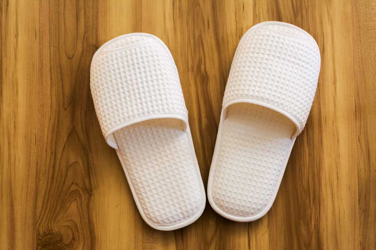 Alasan Kenapa  Harus Selalu Pakai  Sandal  di Dalam Kamar 