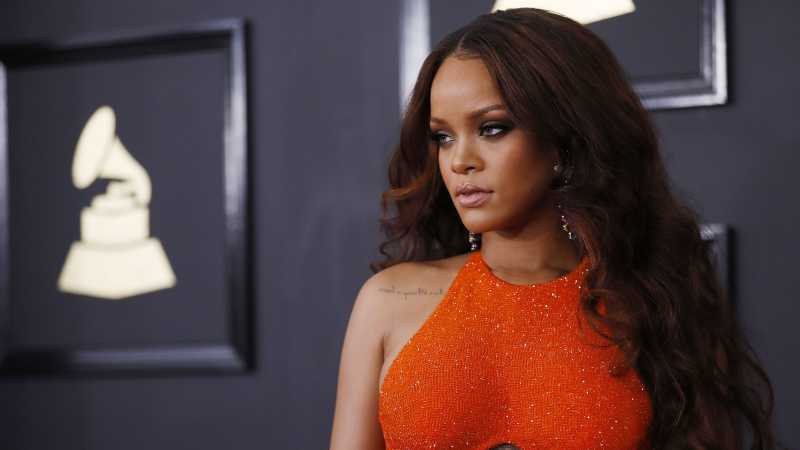 Pakai Cincin Berlian Rihanna Tunangan Uzone Pakai Cincin Berlian Rihanna Tunangan Uzone