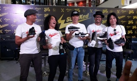 Band Slank Luncurkan Sepatu  Slanked 