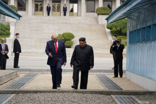 Trump Injakkan Kaki di Korea Utara Trump Injakkan Kaki di Korea Utara