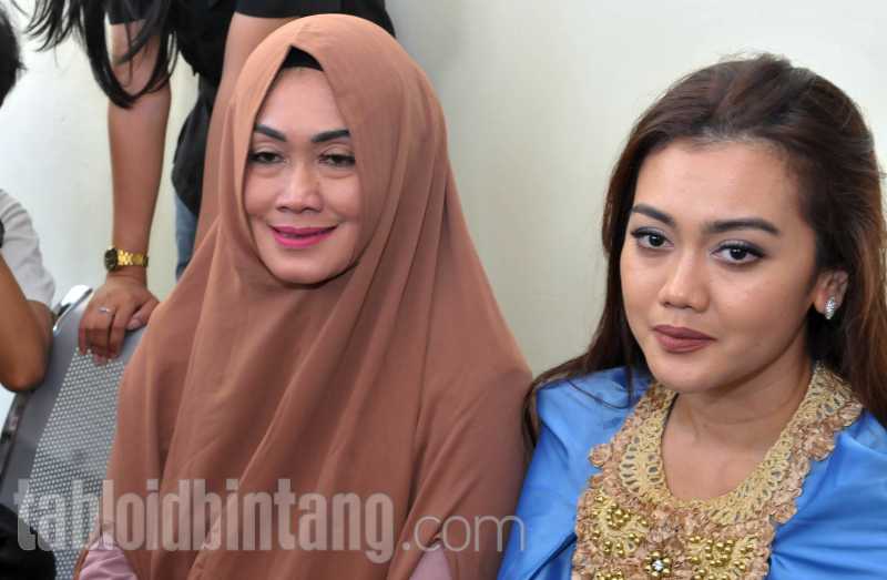 Julia Perez Kembali Masuk Ruang Operasi Julia Perez Kembali Masuk Ruang Operasi