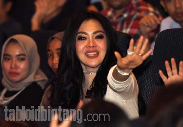 Cerita Syahrini Mulai Kurangi Waktu Bekerja Setelah Menikah Cerita Syahrini Mulai Kurangi Waktu Bekerja Setelah Menikah