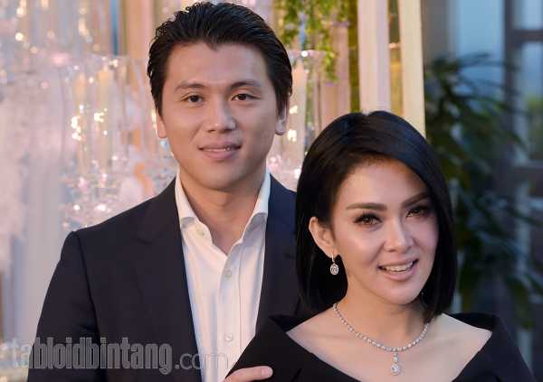 Gaya Hidup Pengantin Baru Ala Syahrini - Reino Barack Gaya Hidup Pengantin Baru Ala Syahrini - Reino Barack