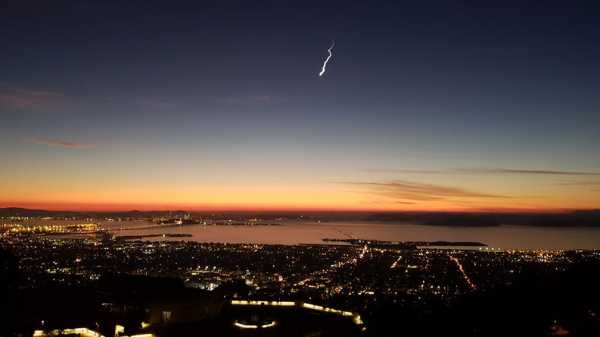Cahaya Misterius Hiasi Langit California, Dari Mana Asalnya? Cahaya Misterius Hiasi Langit California, Dari Mana Asalnya?