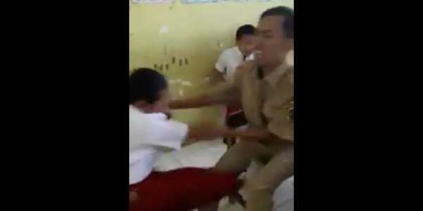 Ouch! Siswi SD Takut Disuntik, Guru Dapat `Tendangan Maut` Ouch! Siswi SD Takut Disuntik, Guru Dapat `Tendangan Maut`