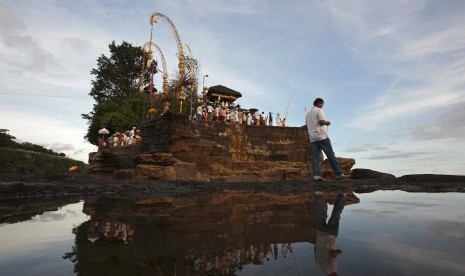 Ritual Pujawali Tarik Minat Wisatawan ke Tanah Lot Ritual Pujawali Tarik Minat Wisatawan ke Tanah Lot