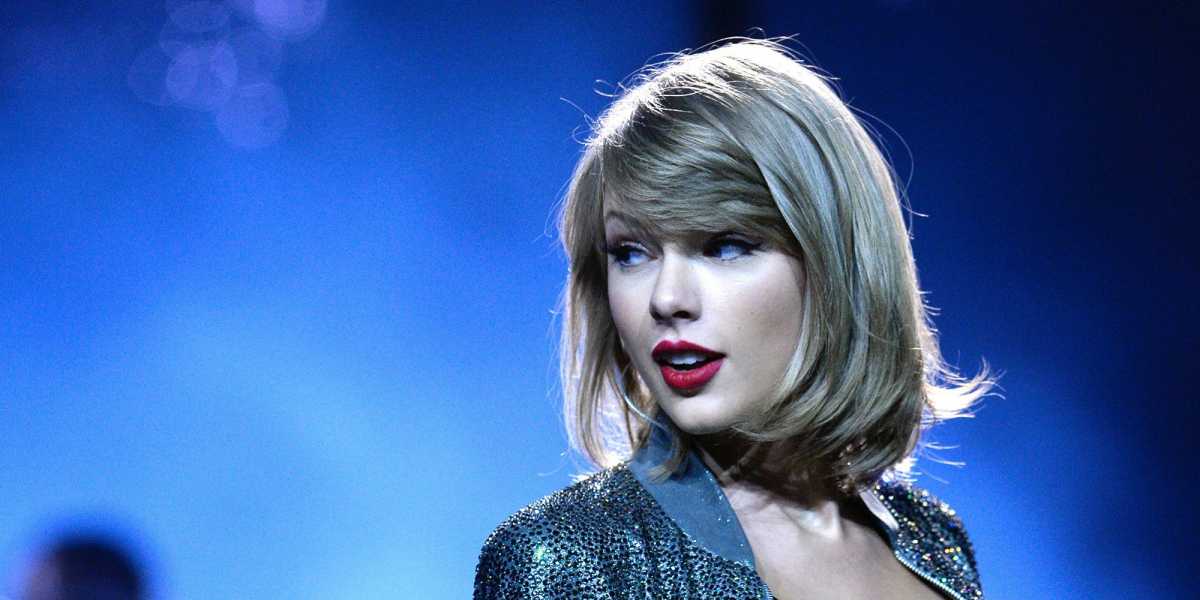 Taylor Swift Bantu Penggemarnya Bayar Uang Kuliah