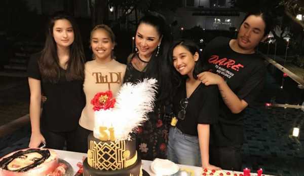 Anak-anak Titi DJ Tetap Kompak Meski Berbeda Bapak Anak-anak Titi DJ Tetap Kompak Meski Berbeda Bapak