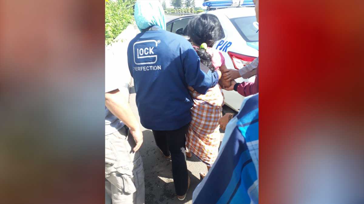 Aksi Heroik Polisi Bantu Ibu Melahirkan di Tol Cikunir Aksi Heroik Polisi Bantu Ibu Melahirkan di Tol Cikunir