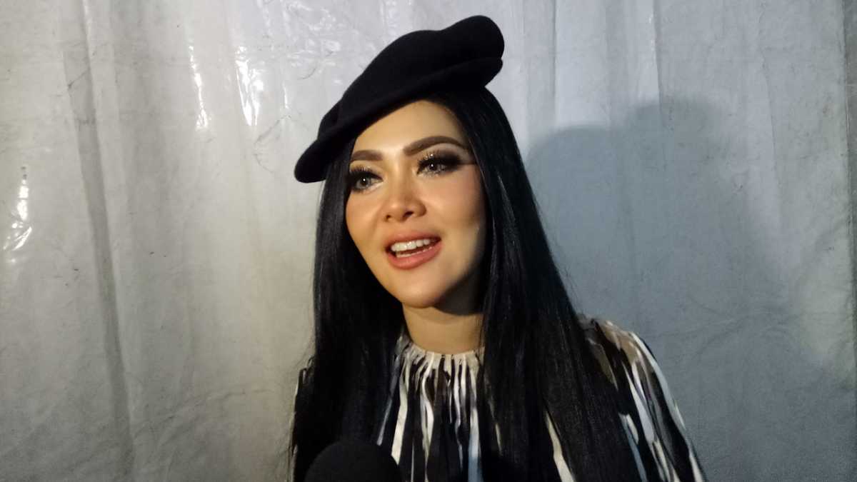 Potensi Pidana Mengancam Syahrini yang Foto-foto di Pinggir Tol Potensi Pidana Mengancam Syahrini yang Foto-foto di Pinggir Tol