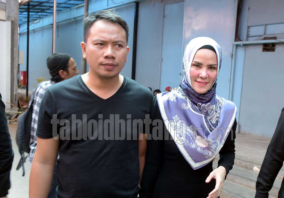 Hanya Pakai Kolor, Vicky Prasetyo Lakukan Ini Buat Angel Lelga Sebelum Tidur Hanya Pakai Kolor, Vicky Prasetyo Lakukan Ini Buat Angel Lelga Sebelum Tidur