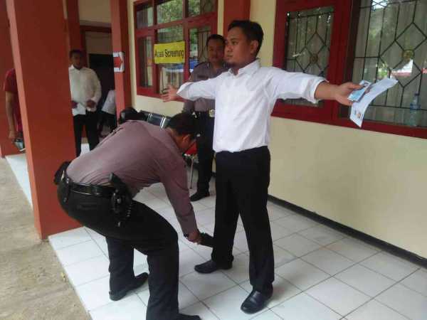 Peserta Tes CPNS Sumenep Bawa Jimat hingga Rp 3 Juta di Saku Celana Peserta Tes CPNS Sumenep Bawa Jimat hingga Rp 3 Juta di Saku Celana