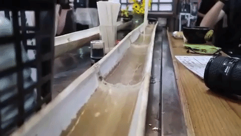 Restoran di Jepang Ini Tawarkan Mi Meluncur di Atas Bilah Bambu Restoran di Jepang Ini Tawarkan Mi Meluncur di Atas Bilah Bambu