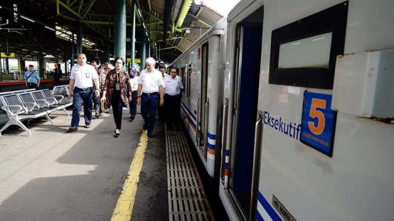 Saat Sri Mulyani Rapat di Atas Kereta Wisata Saat Sri Mulyani Rapat di Atas Kereta Wisata